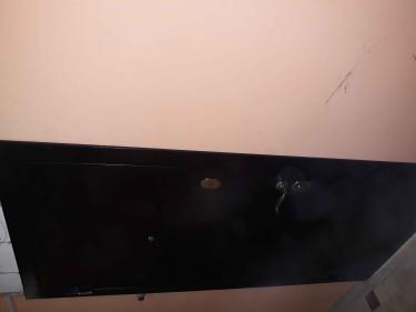 Проем увеличен, установлена новая металлическая дверь, стены выровнены, отделка завершена. Установлены замки и ручки, обеспечена надежная изоляция и аккуратный внешний вид.