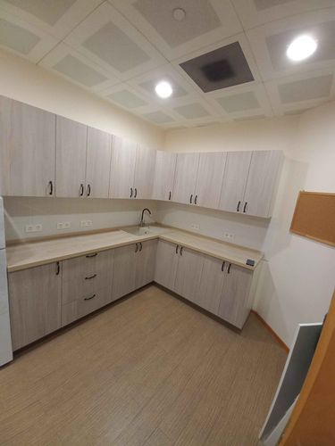 Установлены шкафы, закреплены фасады, смонтирована столешница, подключена мойка, установлены ручки, выровнены поверхности, завершена сборка мебели, проведены финальные проверки.