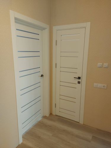 Установлен новый замок в деревянную дверь, выполнены точные вырезы под механизм, закреплены ручки, проверена работоспособность, обеспечена плавность закрывания, сохранена эстетика поверхности.