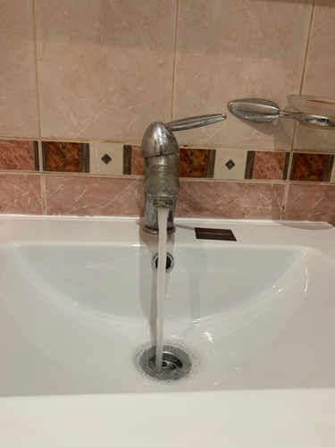 Установлен новый кран в ванной комнате, обеспечен стабильный поток воды, заменены уплотнители, проверена герметичность соединений, устранены протечки, обновлена сантехника.