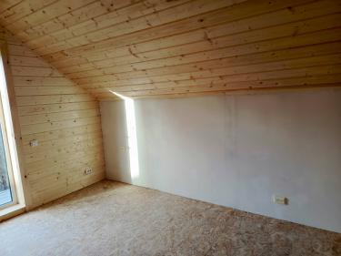 Обработанная поверхность подготовлена для оклейки: нанесен слой, выровнены неровности, устранены дефекты, обеспечена гладкость. Стены готовы для дальнейшей декоративной отделки.