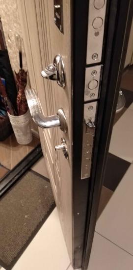 Выполнена установка нового замка на входную дверь. Проведены работы по врезке, закреплению и проверке механизма. Обеспечена надежная фиксация и плавное функционирование.