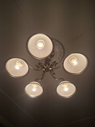 Установлено новое осветительное устройство: подключены провода, закреплена конструкция на потолке, проверена работа ламп. Завершено обновление интерьера, обеспечено равномерное освещение.