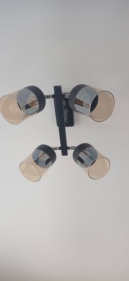 Люстра надежно закреплена на натяжном потолке, подключены провода, проверена работа светильника, установлены лампы. Все элементы выровнены и зафиксированы, обеспечена безопасность конструкции.