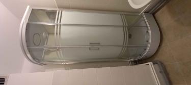 Установлена новая душевая конструкция: закреплены стенки, поддон, подключены коммуникации, герметизированы швы, проверена герметичность, установлены двери, проведено тестирование работы.