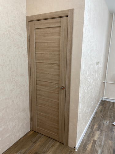 Установлен замок в деревянную дверь: выполнено точное сверление, вырезано отверстие, закреплена фурнитура, проверена работоспособность механизма, обеспечена плавная работа ручки.