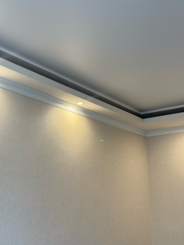 Монтаж потолочного полистрирол/пенополистирол плинтуса