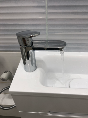 Установлен новый кран в ванной комнате, обеспечивающий стабильный поток воды. Проведены монтажные работы, проверена герметичность соединений, устранены возможные протечки.