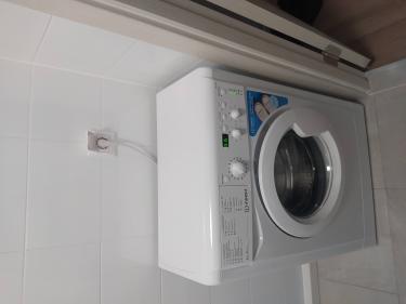 Устройство подключено к водопроводу и электросети, установлено в нишу, выровнено по уровню, проверена работа всех функций, обеспечена надежная фиксация, проведено тестирование.