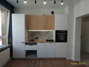 Установлены шкафы, закреплены фасады, смонтирована столешница, подключена техника, выполнена установка мойки и варочной панели, проведена подводка коммуникаций, настроено освещение.