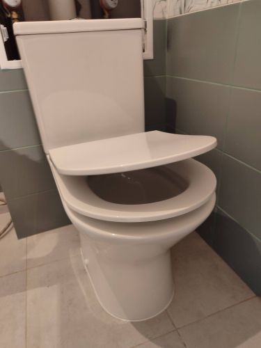 Установлено новое сантехническое оборудование: подключены коммуникации, закреплена конструкция, проверена герметичность соединений, произведена регулировка крышки и бачка, обеспечена устойчивость.