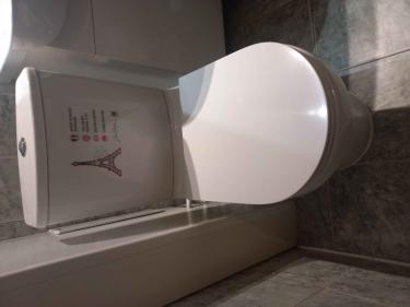 Установлен новый напольный унитаз: подключены коммуникации, закреплено основание, проверена герметичность соединений, выполнена регулировка бачка, обеспечена устойчивость конструкции.