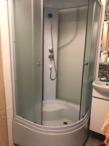 Установлена современная душевая кабина с полукруглыми стеклянными дверцами, заменены коммуникации, обновлены стены, добавлены аксессуары для удобства, обеспечена герметичность.