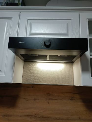 Установка и подключение вытяжки Выпил одного отверстия/углубления/присадка под петлю в материалах ДСП/Массив Монтаж воздуховода от вытяжки до отверстия в стене