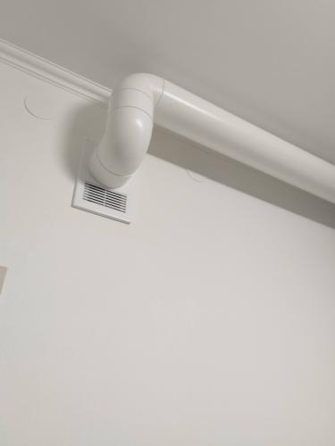 Установлена система воздуховодов, закреплены трубы, выполнено подключение к вентиляционной решетке, обеспечена герметичность соединений, проверена функциональность.