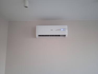 Кондиционер демонтирован, перемещён на новое место, закреплён на стене, подключён к электросети, протестирован, функционирует корректно, температура установлена, работа завершена.