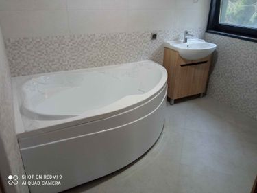 Установлено сантехническое оборудование, подключены коммуникации, выполнена герметизация стыков, проверена работоспособность системы, произведена уборка помещения.