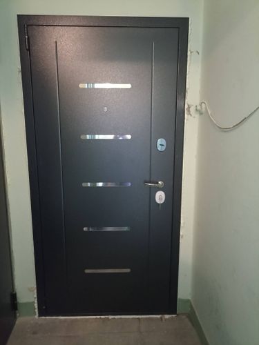 Установлена металлическая дверь с усиленной конструкцией, обеспечивающей защиту от огня. Проведены работы по монтажу, закреплению в проеме, герметизации швов, проверке замков и петель.