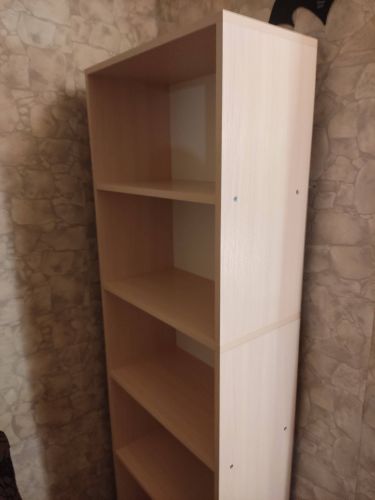 Собрано изделие из дерева с полками, закреплено на стене. Все детали соединены, конструкция устойчива, готова к использованию.