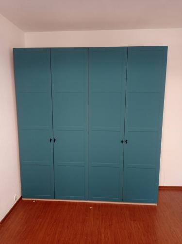 Собрано и установлено вместительное хранилище с четырьмя дверцами. Конструкция надежно закреплена, обеспечивая устойчивость и функциональность. Цветовая гамма гармонирует с интерьером.