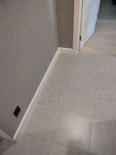 Завершена установка скрытого плинтуса: аккуратное примыкание к стене, без зазоров, гармоничное сочетание с покрытием, ровные линии, эстетичный вид, качественная отделка, надежное крепление.