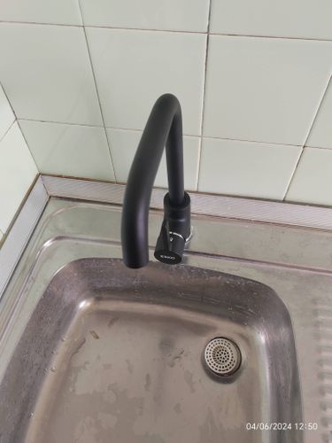 Установлен новый кран, заменены уплотнители, подключены трубы, проверена герметичность соединений, проведено тестирование на утечки, очищено рабочее место.