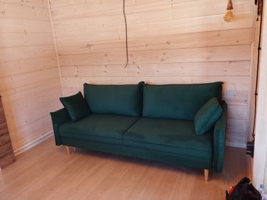 Изготовлен и установлен предмет мебели с ящиками. Проведена сборка всех деталей, закреплены элементы, проверена устойчивость конструкции, обеспечена функциональность.