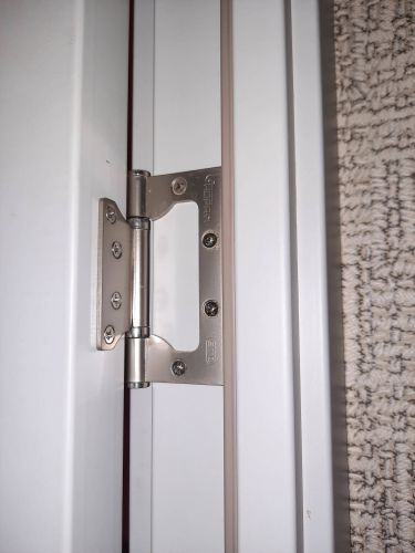 Установлена деревянная створка, закреплены петли, отрегулированы зазоры, проверена плавность открывания, зафиксирована коробка, обеспечена надежная фиксация, завершена отделка проема.