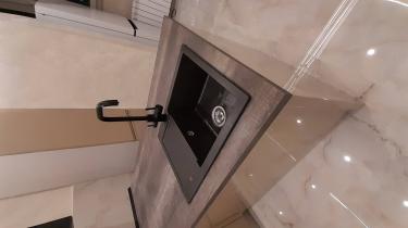 Установлена кухонная мебель с деревянной столешницей, врезана раковина, подключен смеситель. Все элементы тщательно подогнаны и закреплены, обеспечивая функциональность и эстетичность.