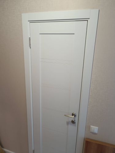 Установлена новая створка, закреплены петли, врезан замок, прикреплена ручка, отрегулированы зазоры, проверена плавность открывания, завершены отделочные работы вокруг проема.