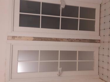 Установлена новая створка, закреплены петли, врезан замок, смонтирована коробка, отрегулирована фурнитура, выполнена отделка откосов, проверена плавность открывания.