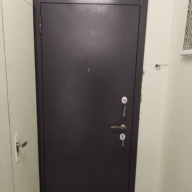 Установлена металлическая дверь, закреплены петли, врезан замок, выровнена конструкция, проверена герметичность, выполнена отделка, обеспечена надежность, завершена регулировка.