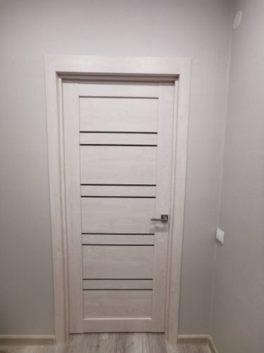 Установлен замок в дверь, выполнено сверление отверстий, закреплены ручки, проверена работоспособность механизма, обеспечена плавная работа, аккуратная подгонка, эстетичный внешний вид.