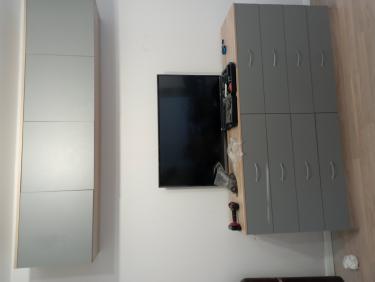 Изображение демонстрирует завершённую установку приточного клапана на пластиковое окно. Работа включает монтаж устройства для улучшения вентиляции, обеспечивая комфортный микроклимат в помещении.