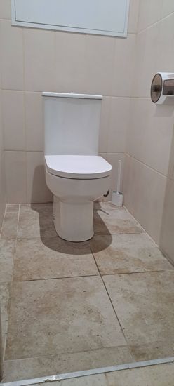 Установлено сантехническое оборудование, подключено к водопроводу и канализации, проверена герметичность соединений, закреплено на полу, обеспечена стабильность конструкции.