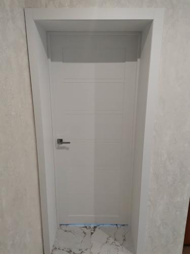 Установлена однопольная дверь: закреплена коробка, навешено полотно, врезан замок, смонтированы наличники, отрегулированы петли для плавного закрывания.