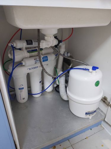 Установка проточного фильтра под мойку