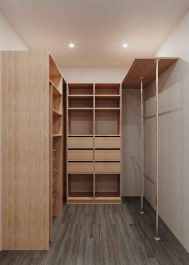 Установлены шкафы с полками и ящиками, закреплены стойки для одежды, смонтированы деревянные панели, завершена отделка пола. Создано функциональное пространство для хранения вещей.