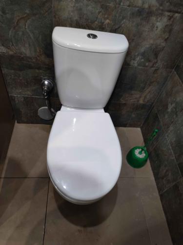 Установлено новое сантехническое оборудование, подключены коммуникации, проверена герметичность соединений, произведена очистка рабочей зоны, выполнена проверка функциональности.