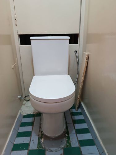 Установлено сантехническое оборудование, подключено к водопроводу, закреплено на полу, герметизировано основание, проверена работоспособность сливного механизма, устранены протечки.