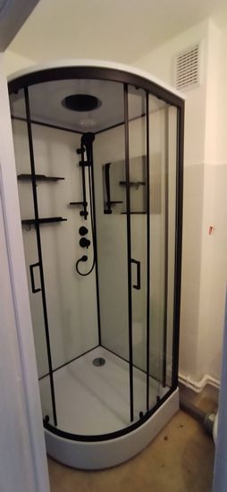 Установлена современная душевая конструкция с гидромассажем, подключены водопроводные и сливные коммуникации, закреплены стеклянные панели, проверена герметичность и функциональность системы.