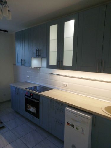 Установлены шкафы, закреплены фасады, смонтирована столешница, подключена варочная панель, установлена раковина, подключены розетки, закреплены ручки, выполнен монтаж подсветки.