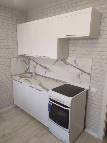 Обновлены дверцы шкафов, выполнена подгонка под размеры, установлены ручки. Фасады идеально вписаны в интерьер, обеспечивая современный и аккуратный вид кухни.