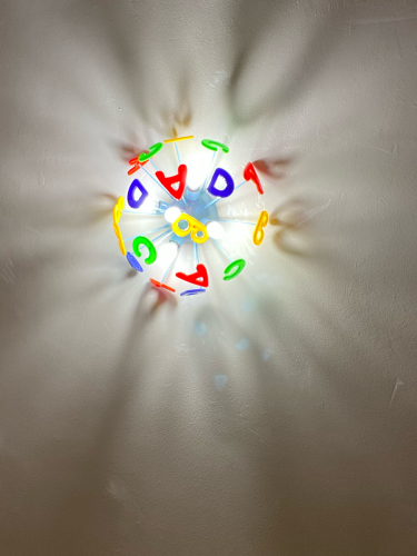 Установлены новые светодиоды, обеспечивающие яркое освещение. Улучшена энергоэффективность и долговечность. Обновленный источник света создает комфортную атмосферу в помещении.