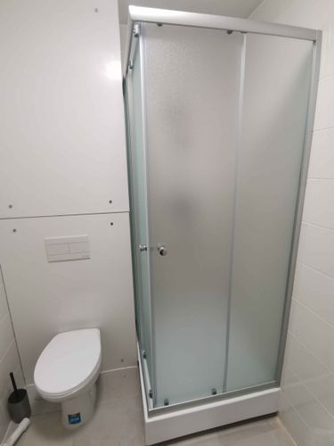 Установлена душевая кабина: закреплены панели, смонтирован поддон, подключены коммуникации, герметизированы стыки, проверена герметичность, отрегулированы двери для плавного закрытия.