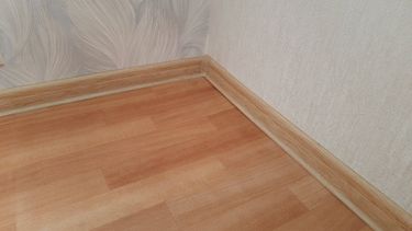 Монтаж потолочного полистрирол/пенополистирол плинтуса