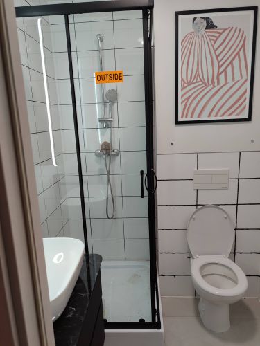 Установлена душевая кабина: закреплены стеклянные панели, смонтирован поддон, подключен смеситель с лейкой, герметично обработаны швы, проверена функциональность.