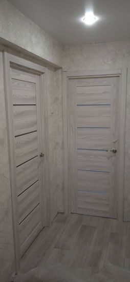 Установлена новая створка, закреплены петли, врезан замок, отрегулирована фурнитура, проверена плавность открывания, завершена отделка проема, обеспечена надежная фиксация конструкции.