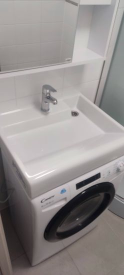 Установлен новый кран на раковину, заменены уплотнители, подключены водопроводные трубы, проверена герметичность соединений, устранены протечки, проведена очистка рабочей зоны.