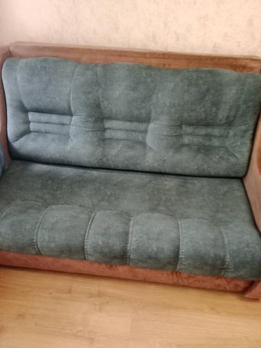 Обновлен механизм, заменены изношенные детали, восстановлена обивка, улучшена функциональность. Диван стал комфортным и надежным, готов к использованию.